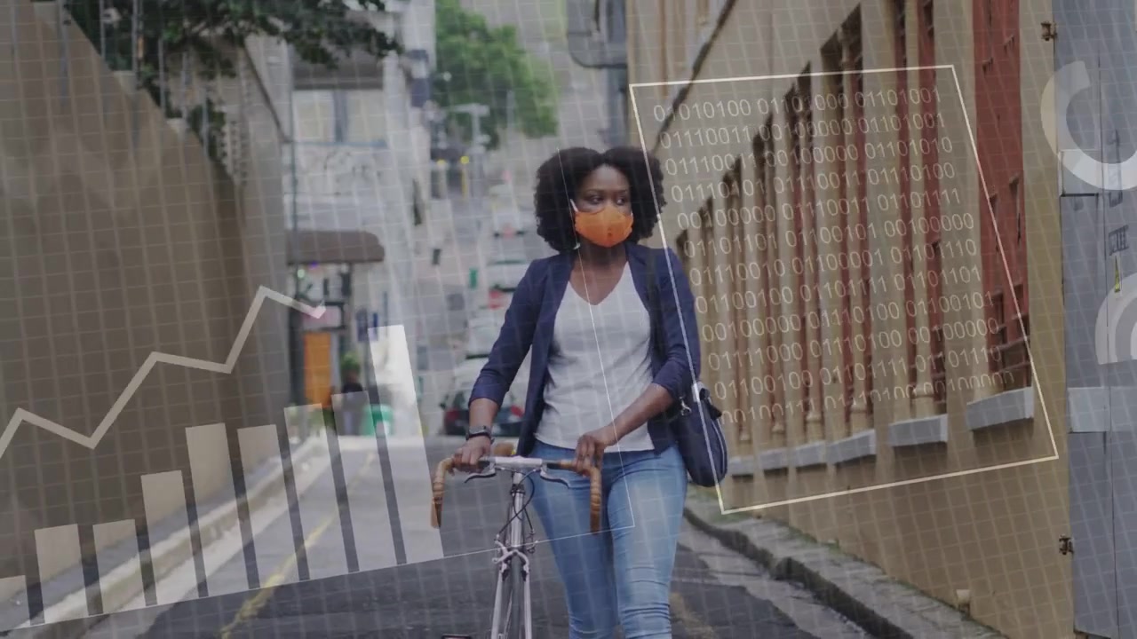 Mujer entrando en cuadro y desplazándose, empujando una bicicleta, con gráficos tecnológicos creciendo alrededor de la mujer y la bicicleta.