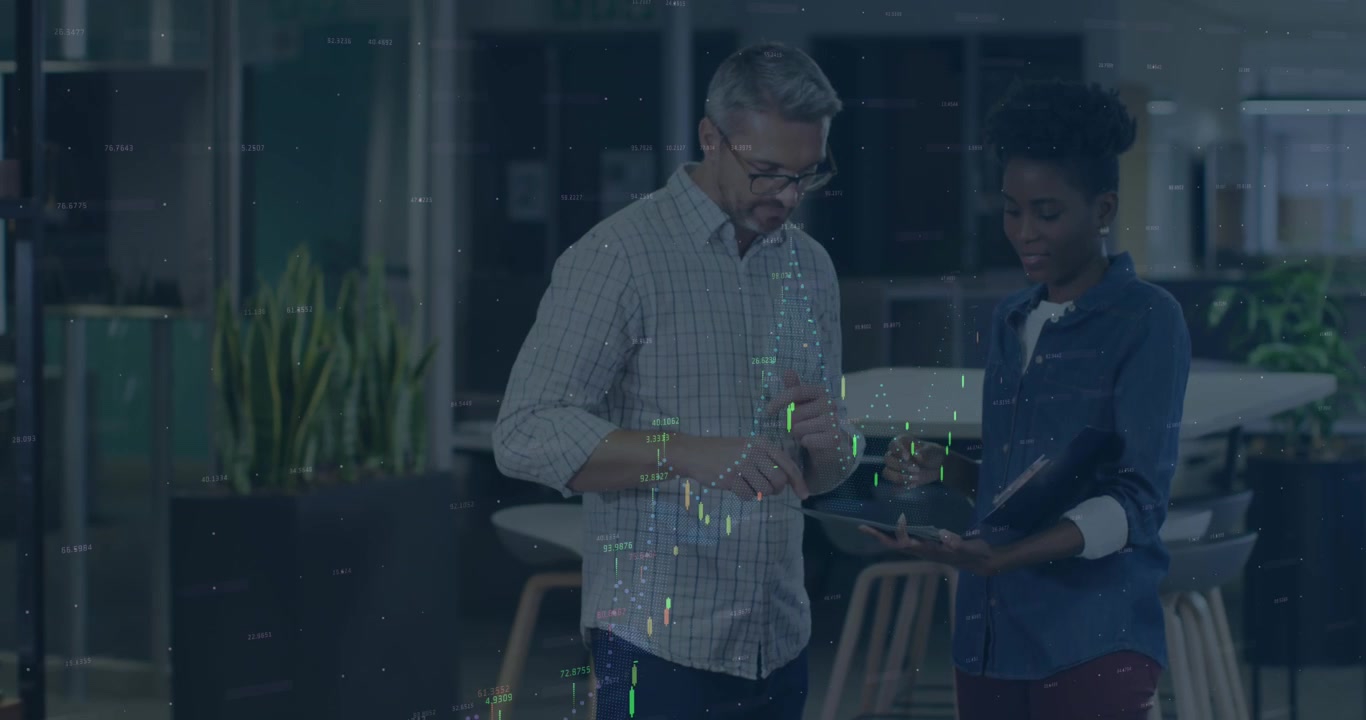 Professionelle diskuterer et projekt, der støtter den globale økonomi gennem digital finansiering.