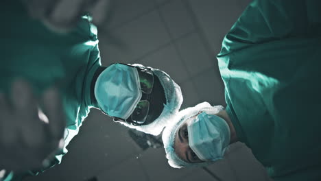 cirujanos en la sala de operaciones