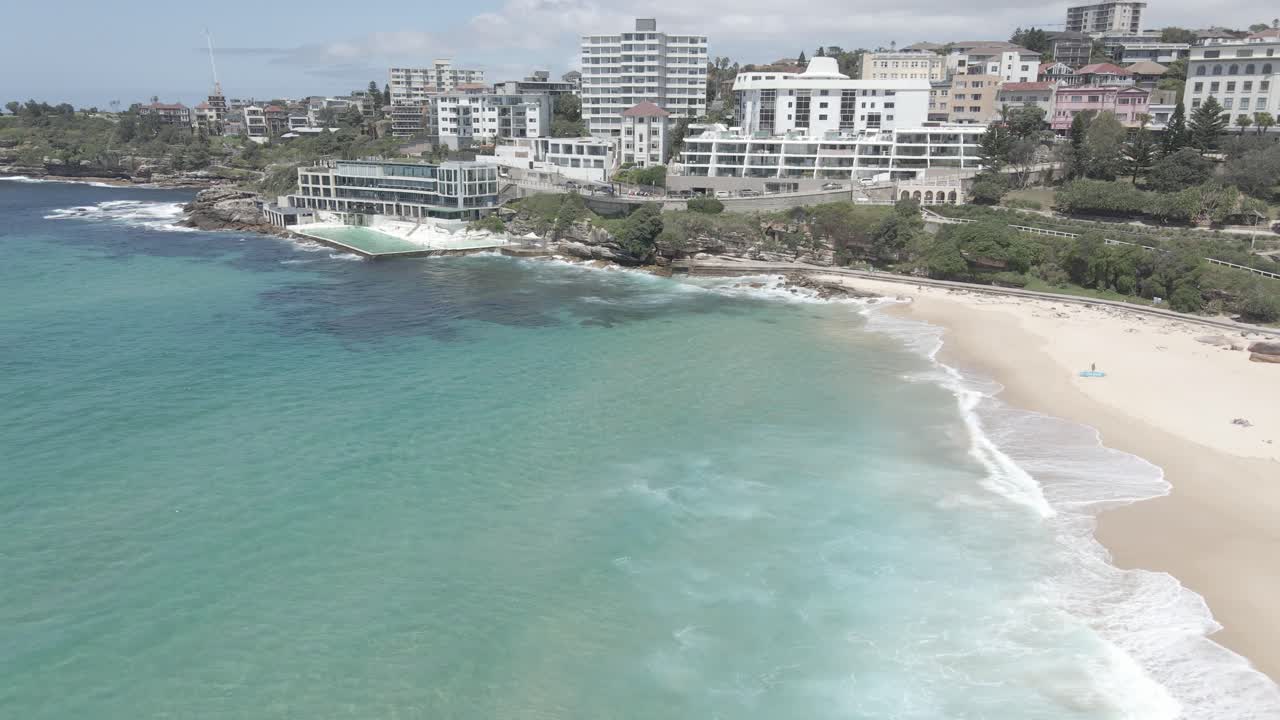 la gente nada en el océano azul cristalino a lo largo de la playa de bondi en verano - piscina de icebergs de bondi - nsw, australia