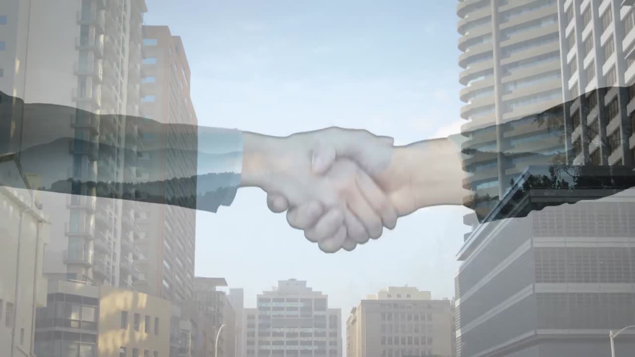 Sección media de un empresario y una empresaria dándose la mano con edificios altos de fondo