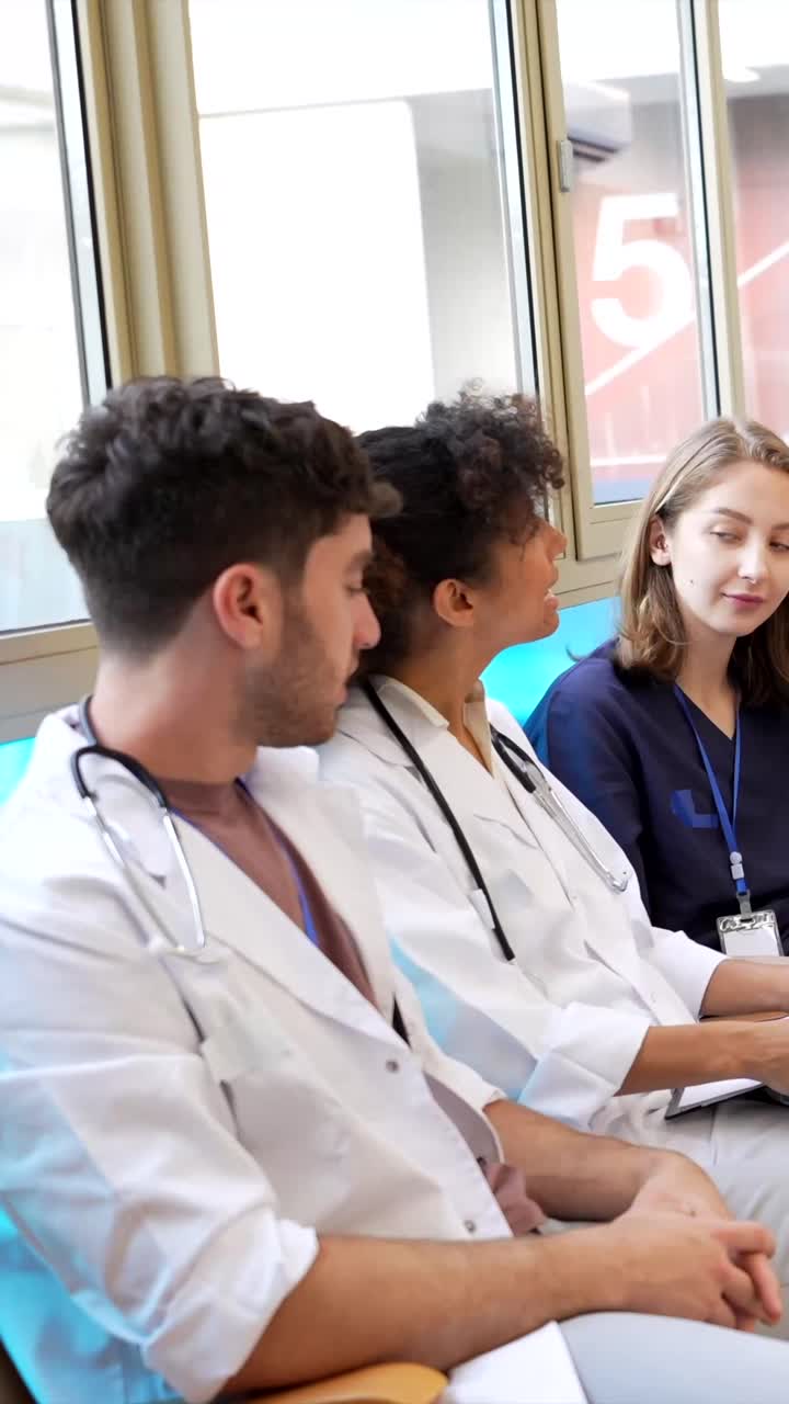 Professionisti medici che collaborano in un ospedale