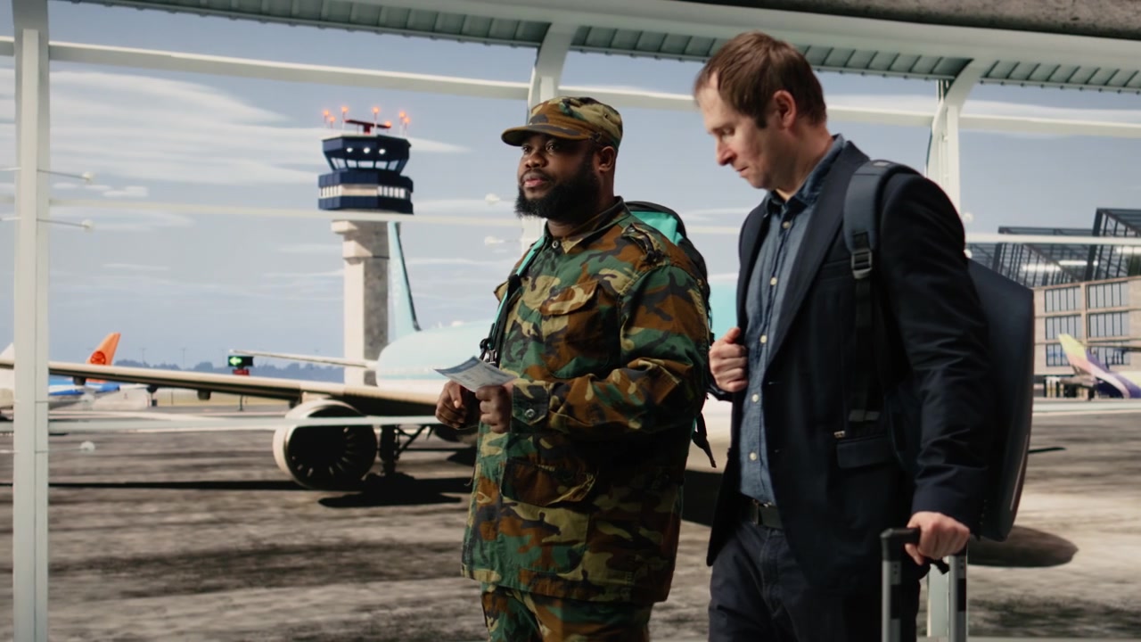 Soldato dell'esercito in aeroporto che chiacchiera con un viaggiatore d'affari