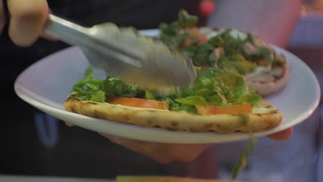 chef manos haciendo pita en marrakech streetfood