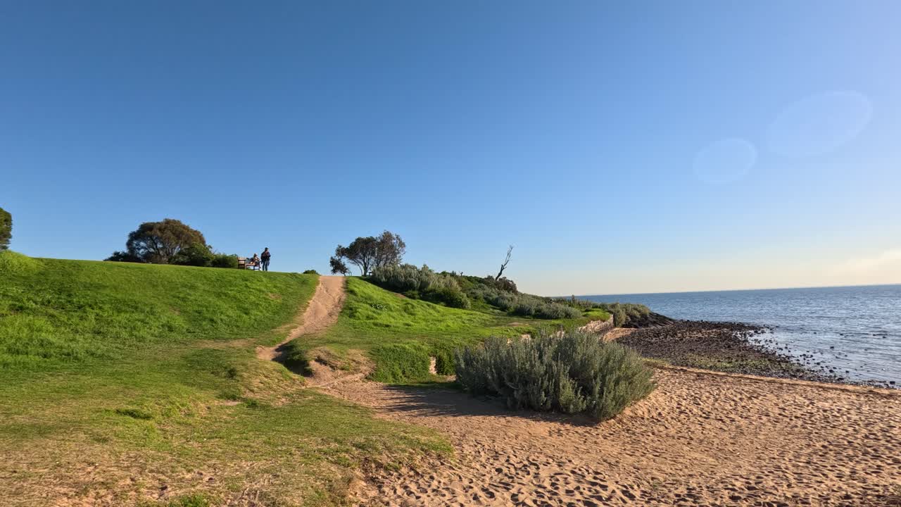 vista panorámica de la playa con un cielo azul claro
