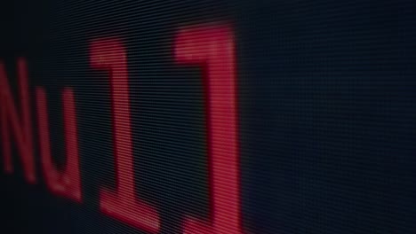 primer plano de una pantalla led que muestra números y letras.