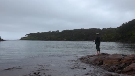 Pescador-Pescando-En-Una-Bahía-Oceánica-En-La-Costa-Sur-De-Nsw,-Australia