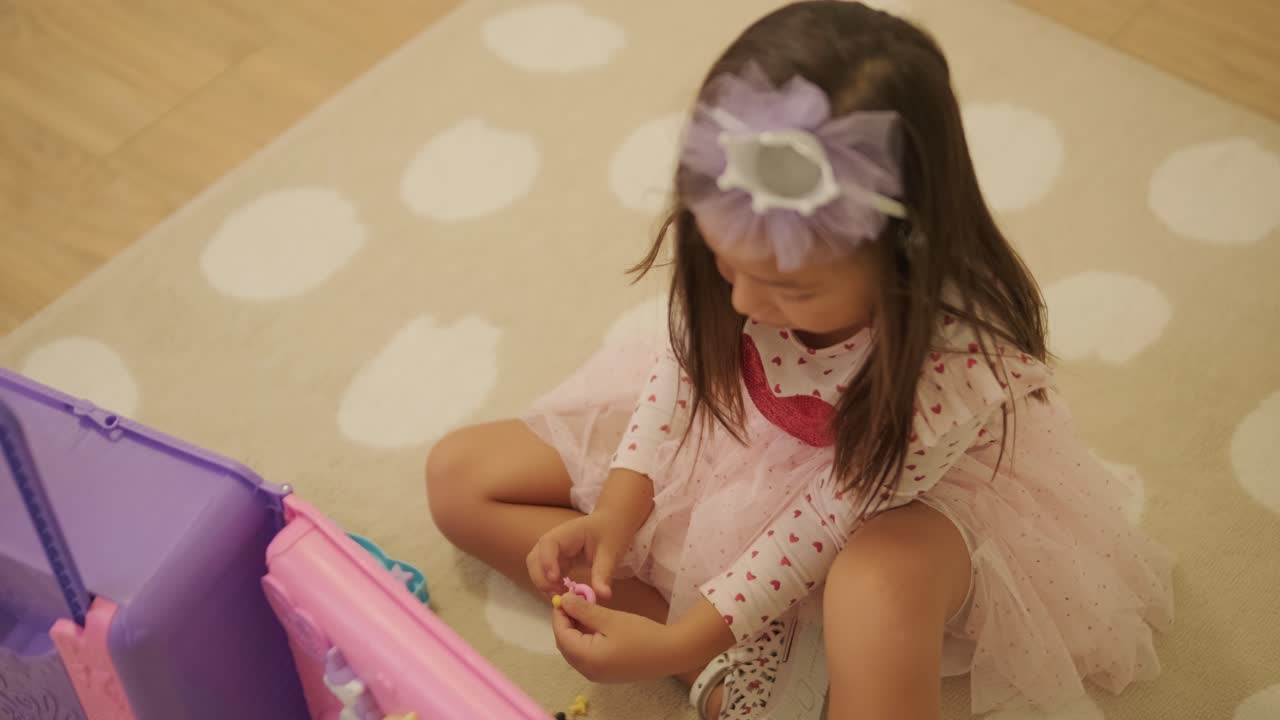 niña jugando en la sala de juegos con un vestido bonito