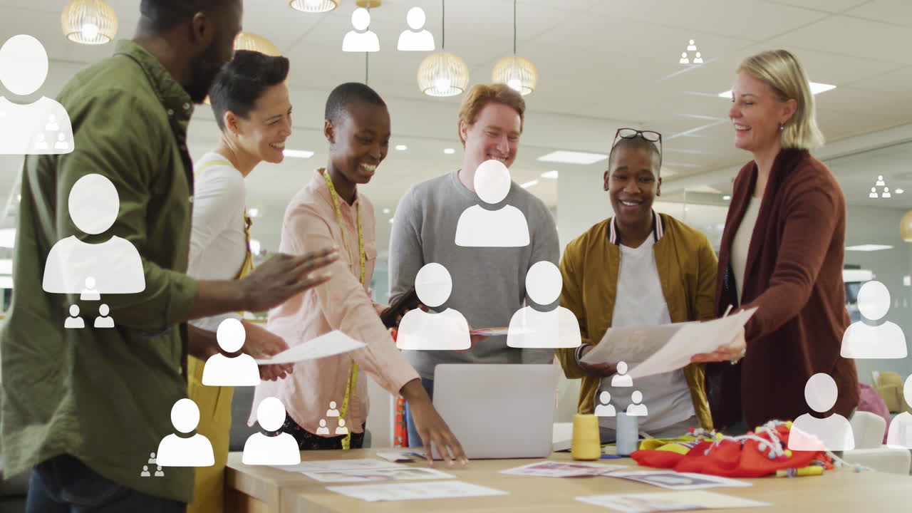 animación del procesamiento de datos de las redes sociales sobre diversas personas de negocios en la oficina