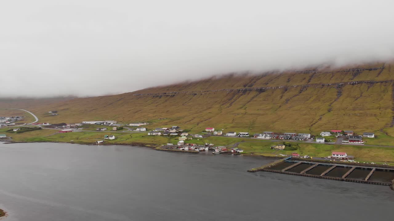 페로 제도의 작은 마을과 피오르드 위의 공중