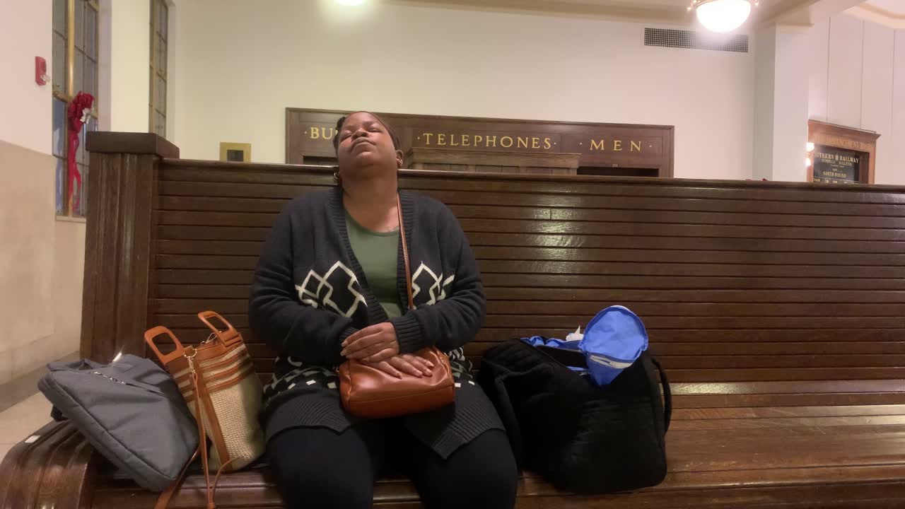 mujer cansada viajera de amtrak, mujer afroamericana