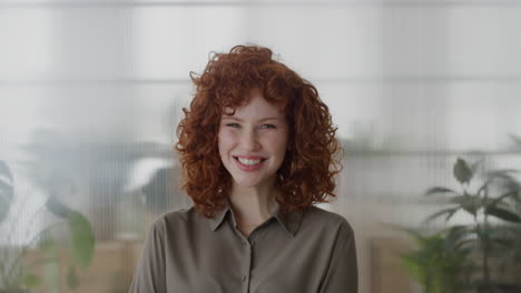 Retrato-Feliz-Cabeza-Roja-Mujer-De-Negocios-Sonriendo-Alegre-Disfrutando-De-Una-Carrera-Profesional-Hermosa-Y-Elegante-Mujer-En-La-Oficina-Cámara-Lenta