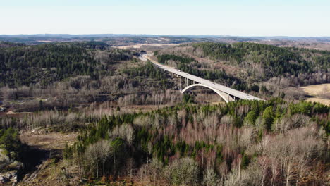 Volando-Hacia-El-Puente-De-Munkedals-O-Munkedalsbron-En-Munkedal,-Bohuslan,-Aéreo