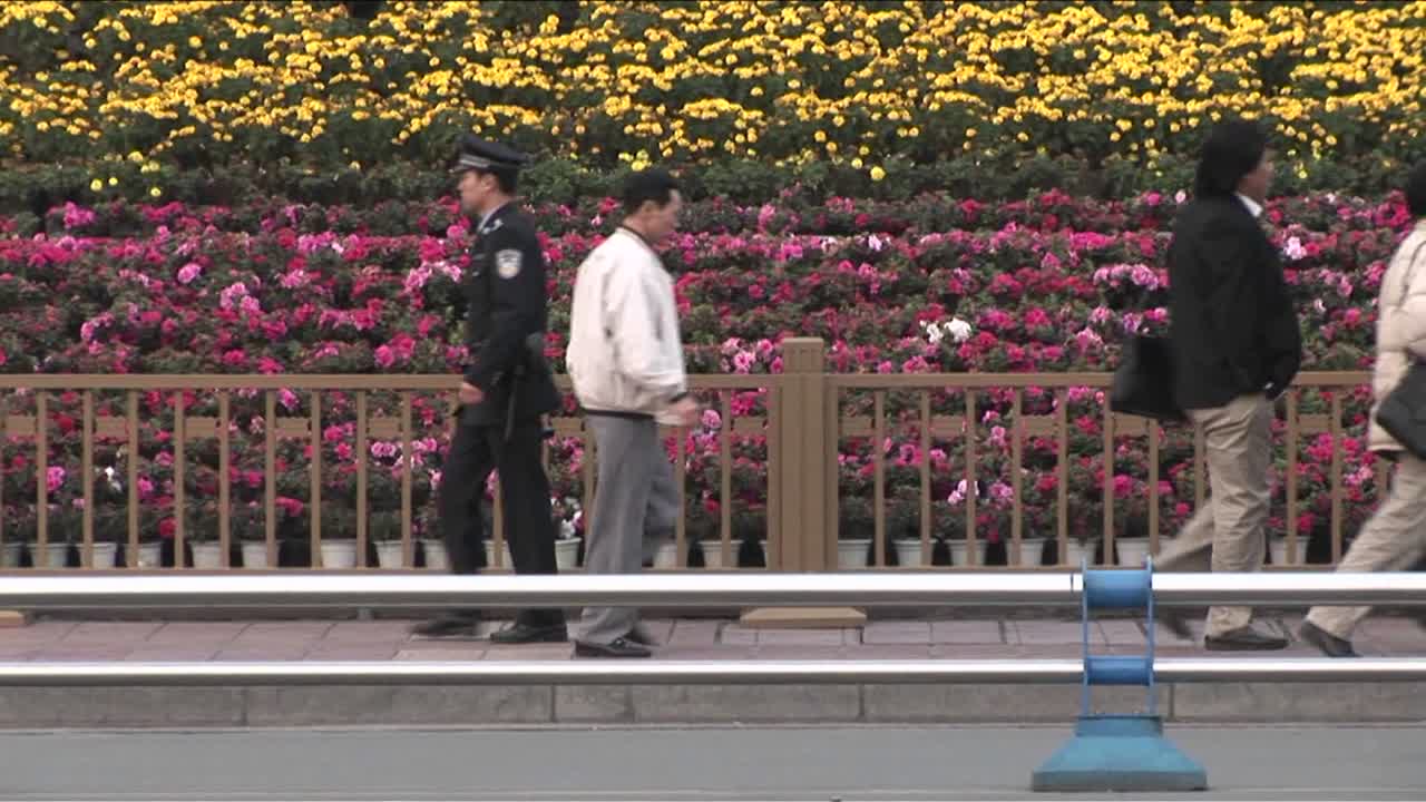 분주한 중국 거리가 내려다보이는 모아 동상을 향해 기울입니다.