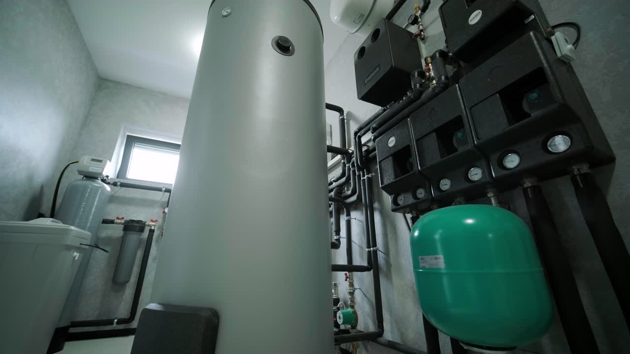 현대적인 전기 보일러 : 보일러, 히터, 파이프, 확장 크 및 기타로 현대적인 난방 시스템에 대한 장비