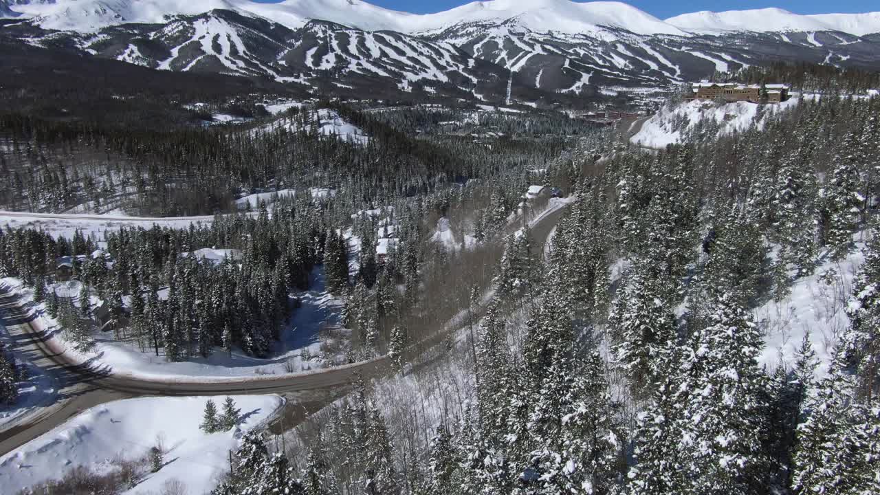 panorámica desde los abetos para revelar la estación de esquí de breckenridge