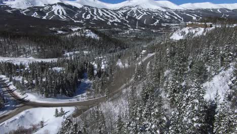 Panorámica-Desde-Los-Abetos-Para-Revelar-La-Estación-De-Esquí-De-Breckenridge