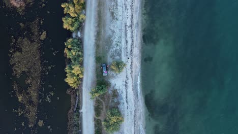 Küstenlinie-Getroffen-Von-Plätschernden-Schäumenden-Wellen-Des-Blauen-Wassers-Aus-Dem-Ozean