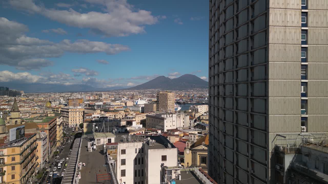 una toma aérea de un dron revela el paisaje urbano de nápoles con el monte vesubio en el fondo