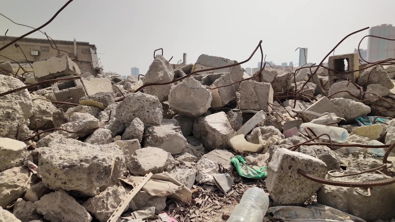 Rallentatore di una vecchia area abbandonata lontano dal moderno paesaggio urbano negli Emirati Arabi Uniti.
