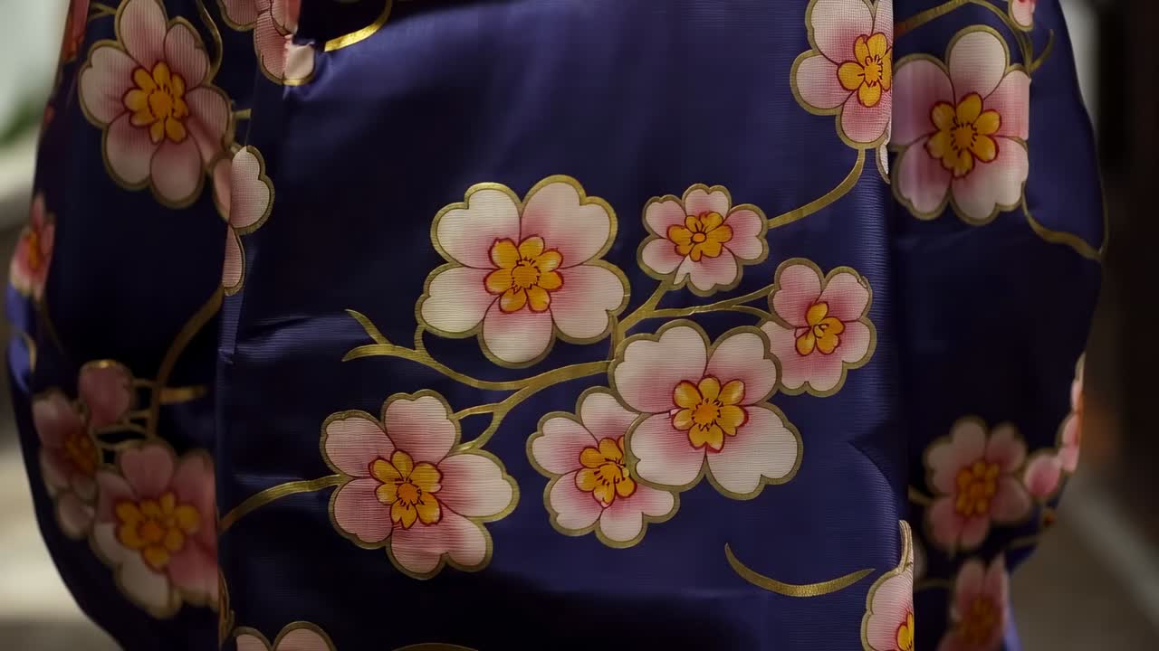 Phần thân trên mặc kimono lụa màu xanh navy có họa tiết hoa anh đào, đường may, móc cài trong hành lang