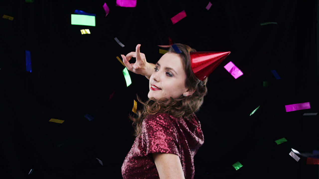 mujer bailando en una fiesta con confeti