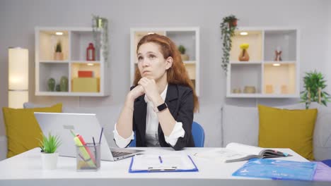 Home-Office-Mitarbeiterin-Wird-Depressiv.