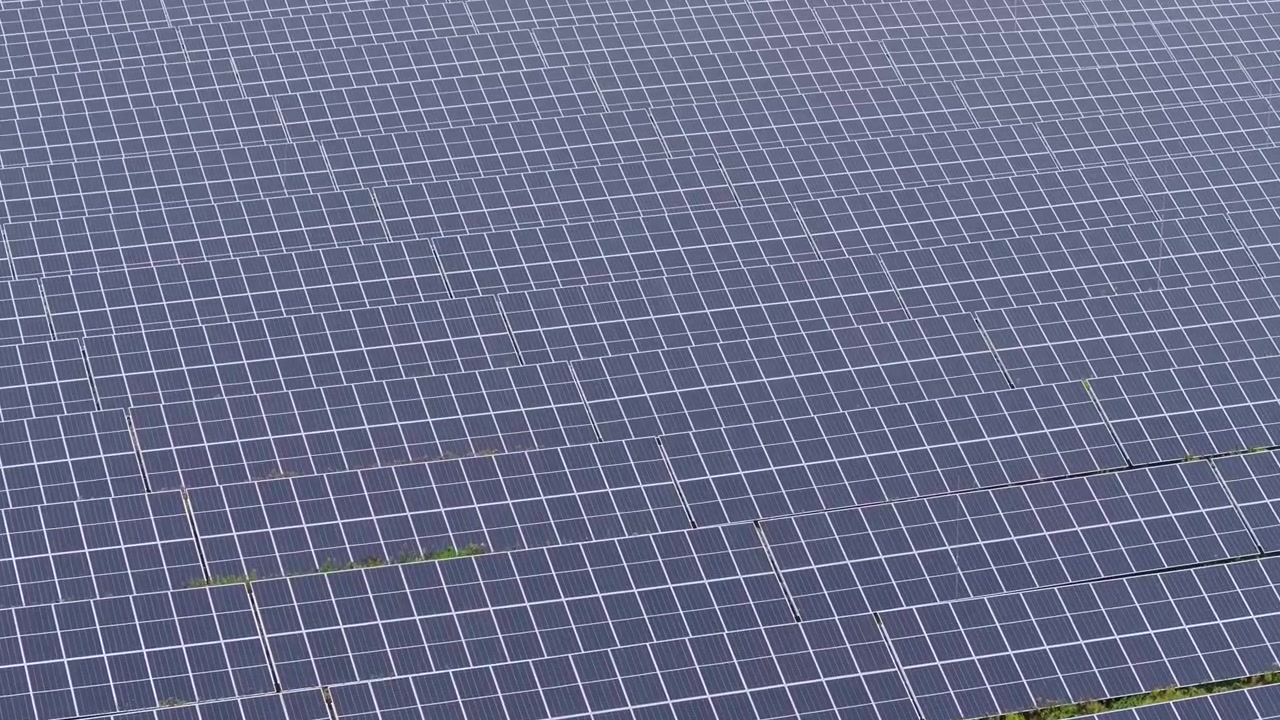 Ripresa aerea di un campo di pannelli solari, che evidenzia l'energia rinnovabile e la tecnologia verde.