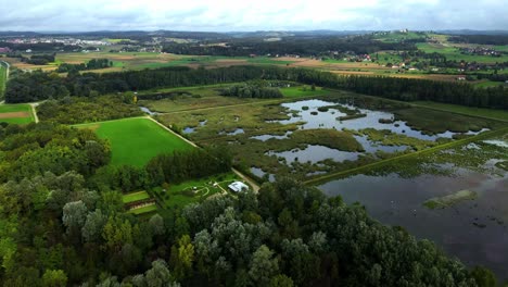 der naturschutzpark ormoške-lagune erstreckt sich über eine fläche von über 220 hektar und bietet eine vielfältige vielfalt an landschaften, darunter sümpfe, seen, wiesen und wälder