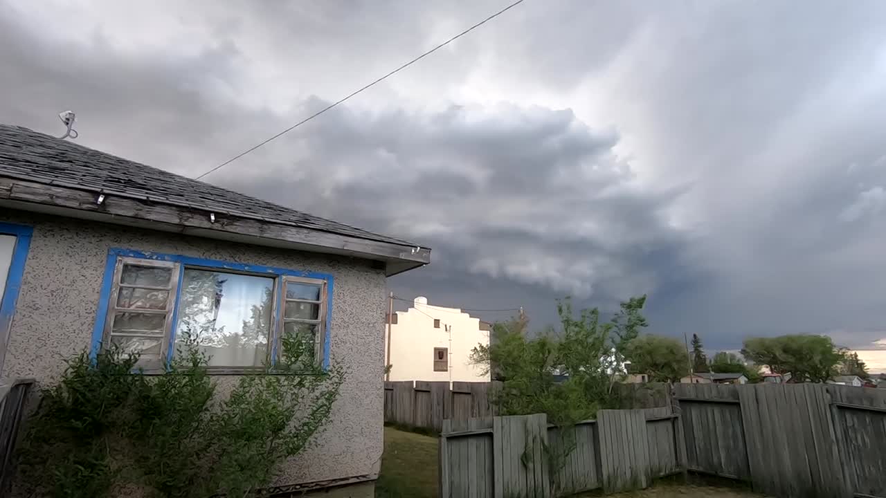 gran tormenta en el cielo sobre una pequeña casa en el campo