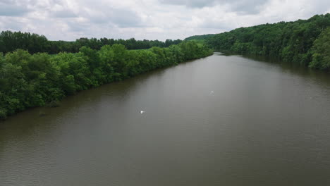 Volando-Sobre-El-Río-En-Un-Día-Nublado-En-El-Parque-Estatal-Mousetail-Landing,-Linden,-Tennessee,-EE.UU.---Disparo-De-Drone