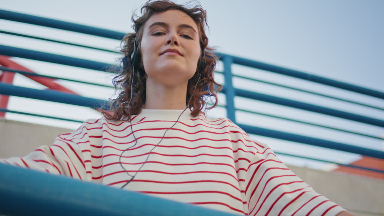 chica escuchando música de cassette en la calle de cerca. mujer genial con auriculares