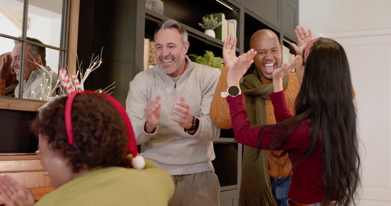 Famiglia multiculturale che festeggia il Natale insieme a casa.