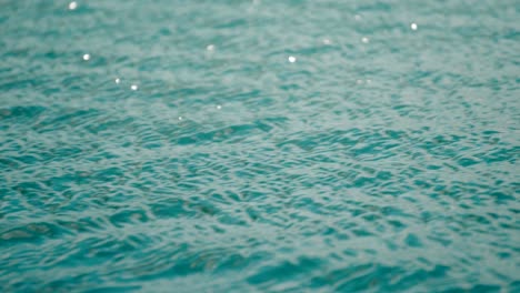 Natürlicher-Hintergrund-Mit-Sonnenstrahlen-Auf-Der-Wasseroberfläche