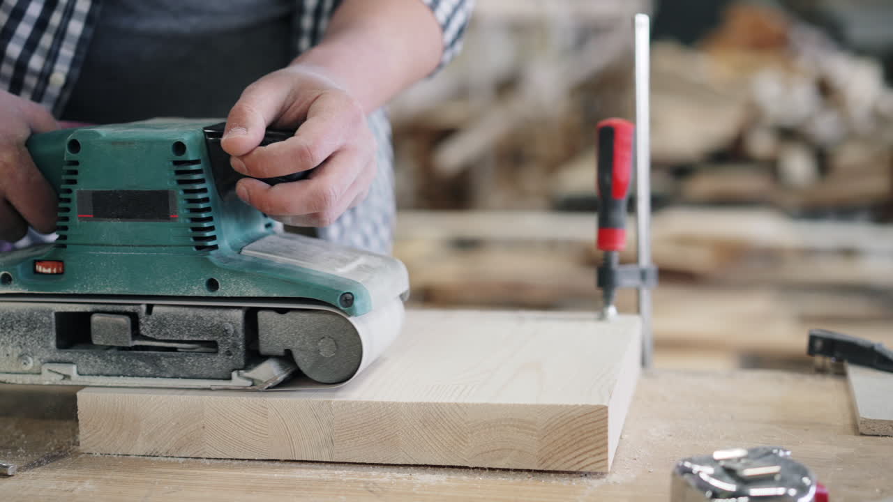 hombre usando una licuadora de correa en madera