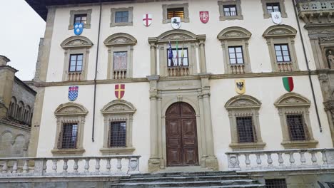 mirando hacia arriba en la fachada del palacio della fraternita dei laici en la plaza grande, arezzo, italia