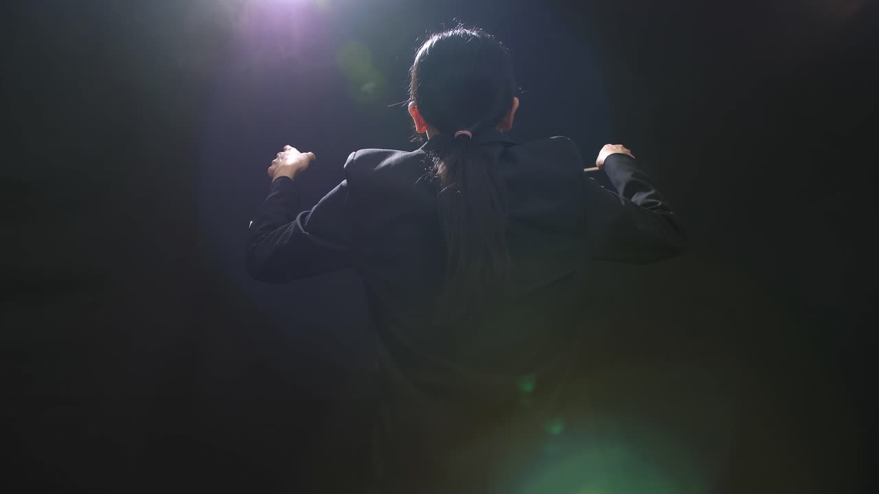 mujer con chaqueta negra, vista trasera