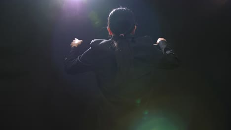 검은 재을 입은 여자, 뒷면