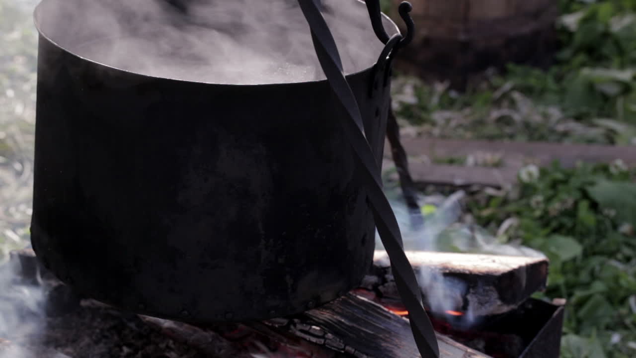 는 물이 있는 강철 통 2