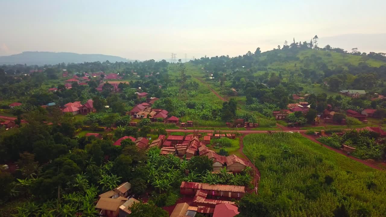 paisaje rural con carreteras y casas en jinja, uganda - fotografía aérea