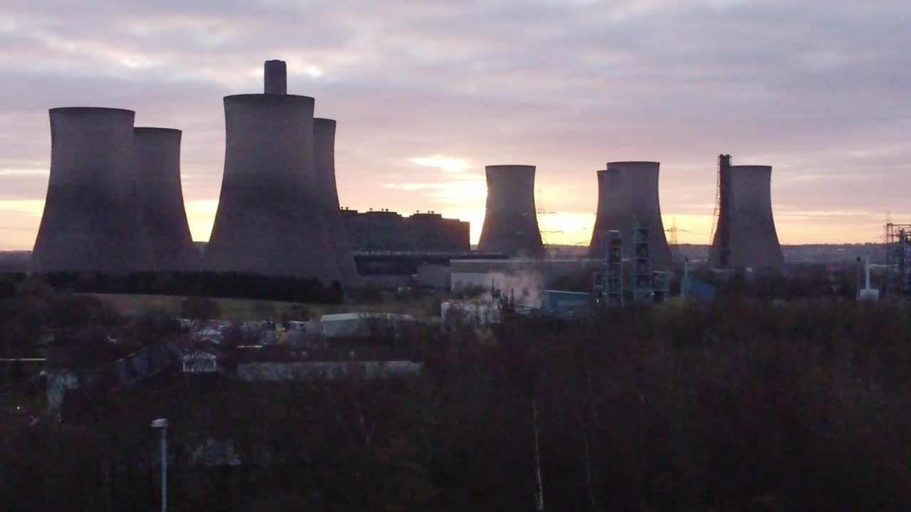 Vista aerea della centrale elettrica a carbone dismessa di Fiddlers Ferry con l'alba dietro il punto di riferimento.