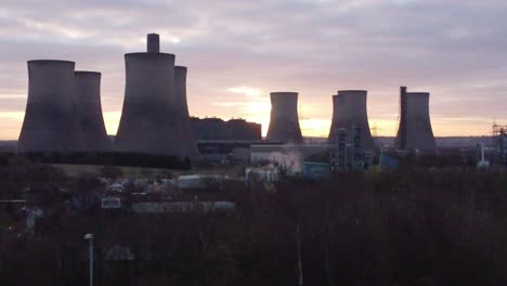 Vista-Aérea-A-Través-De-Fiddlers-Ferry-Central-Eléctrica-Alimentada-Con-Carbón-En-Desuso-Con-Amanecer-Detrás-De-Un-Hito