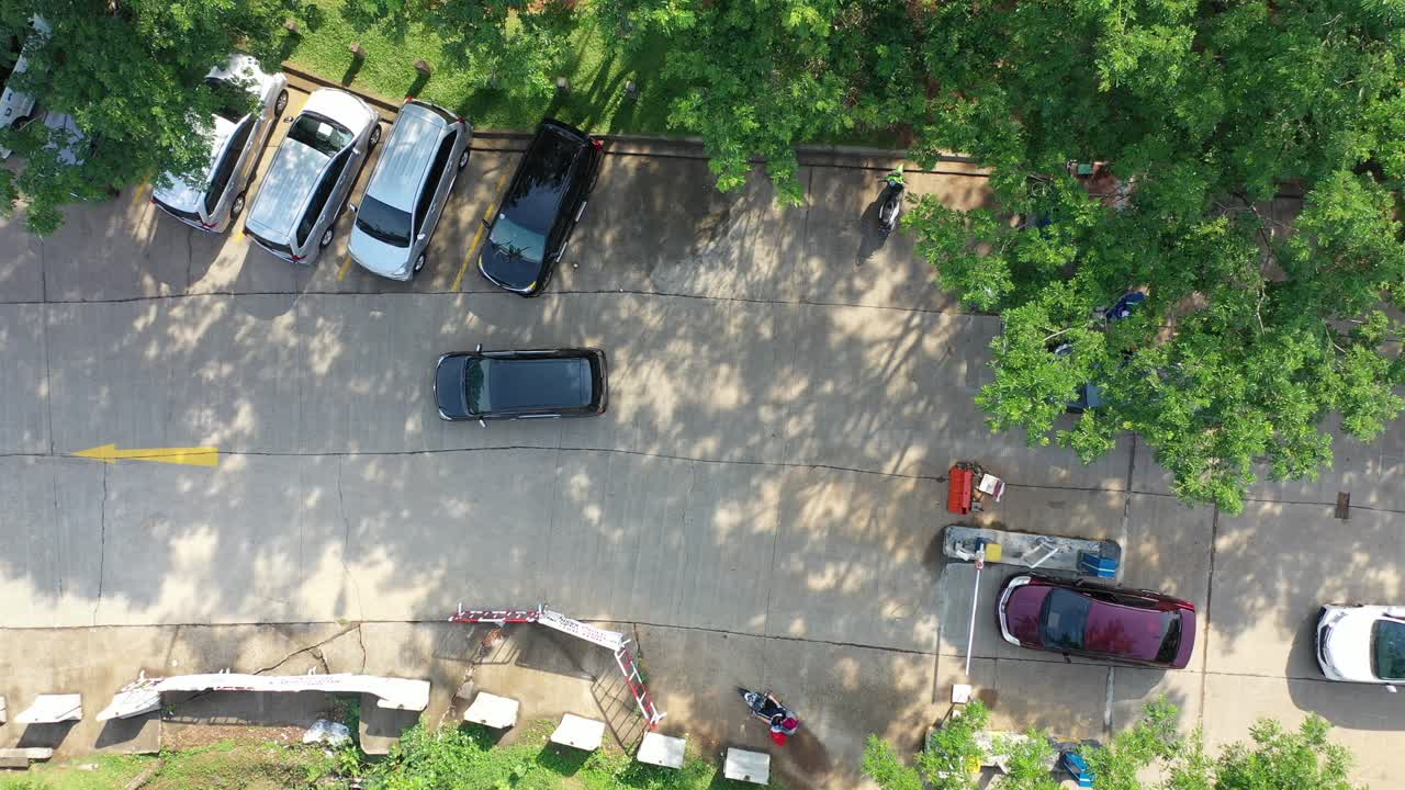 воздушный вид на парковку с деревьями и припаркованными машинами