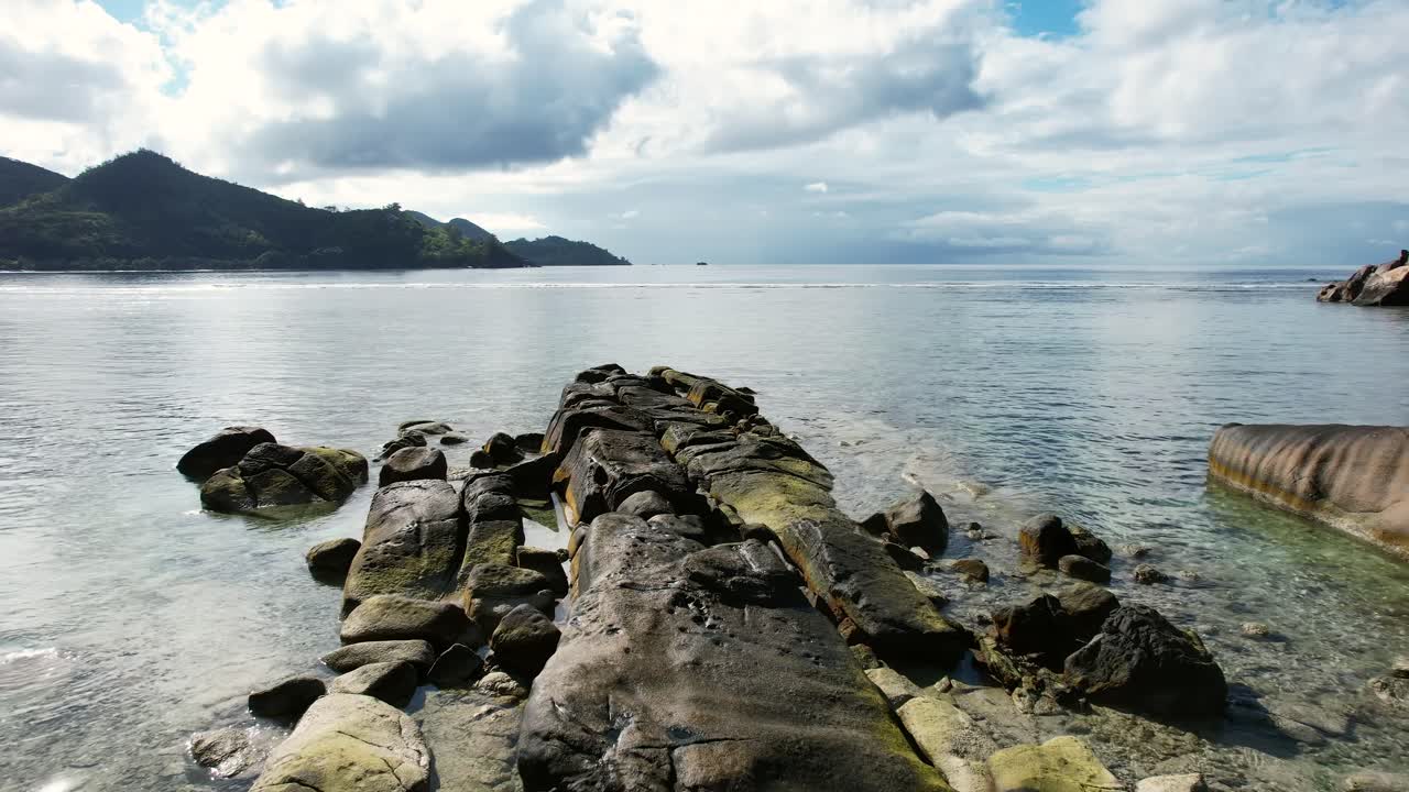 마헤 세이셸 시네마틱 드론은 해안, 백사장, 썰물에서 바위 위로 촬영되었습니다.