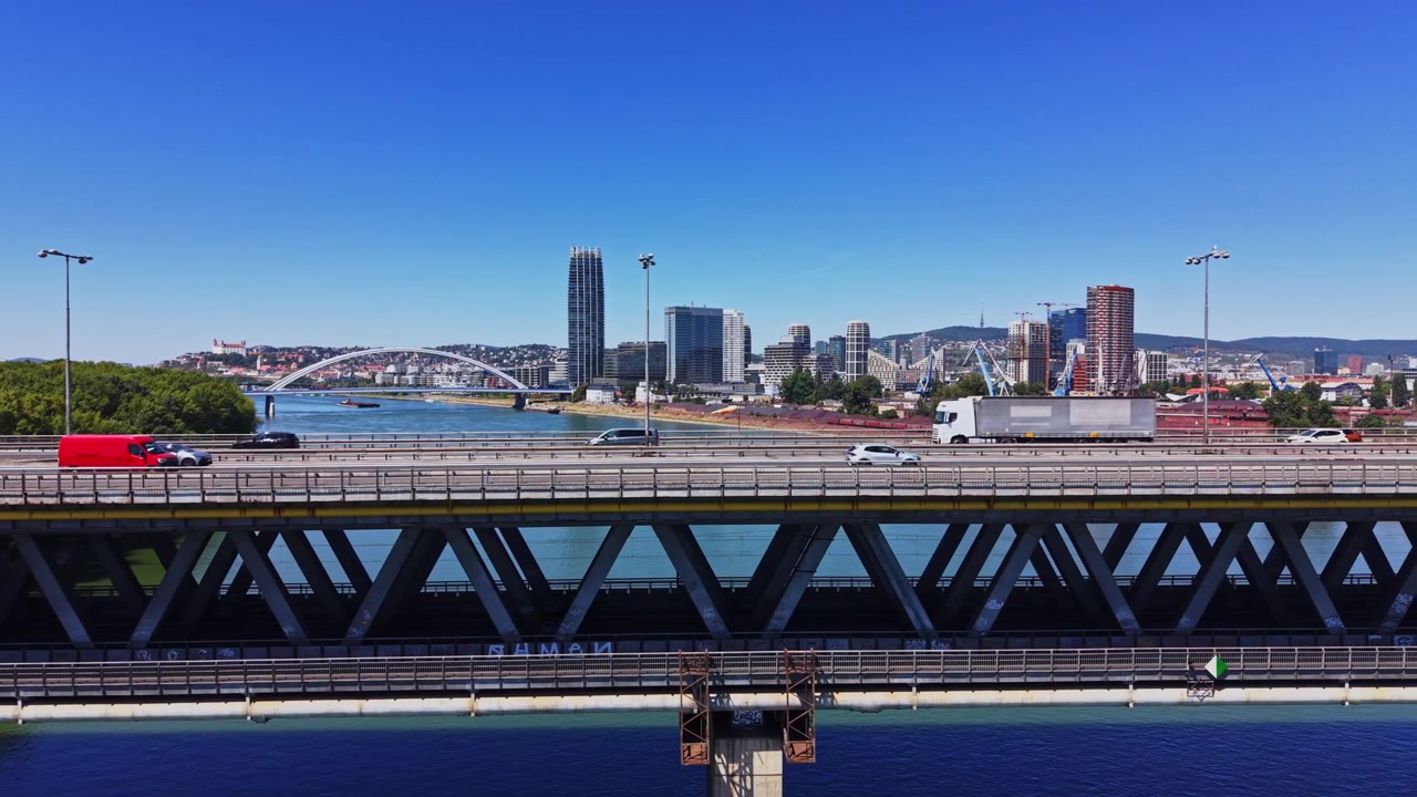 Traffico che scorre su un ponte con lo skyline di una città sullo sfondo