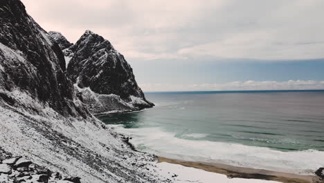 Vista-Aérea-De-La-Playa-De-Kvalvika-En-Las-Islas-Lofoten,-Noruega-Durante-El-Invierno---Disparo-De-Drones