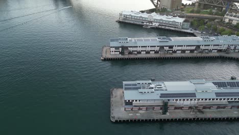 Tiro-Inclinado-Hacia-Arriba-Cerca-Del-Muelle-Uno-Mirando-Hacia-El-Puente-Del-Puerto-De-Sydney