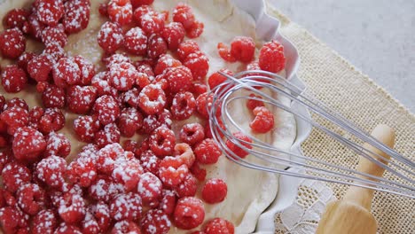 Rote-Beeren-Auf-Torte-Mit-Schneebesen-Und-Nudelholz-4k