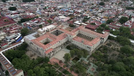 Architektonischer-Blick-Aus-Der-Drohnenperspektive-Auf-Die-Kirche-Und-Das-Ehemalige-Kloster-Von-Santo-Domingo,-Oaxaca-Stadt,-Mexiko