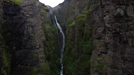 Glymur-wasserfall-Im-Glymur-canyon,-Island,-Luftsockel-Oben